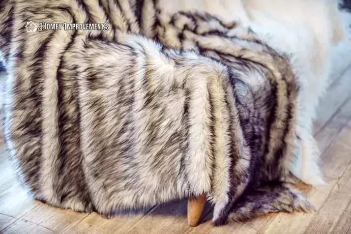 Rinse the faux fur Rug with water