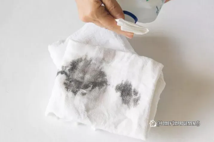 tissue paper to remove oil from clothes